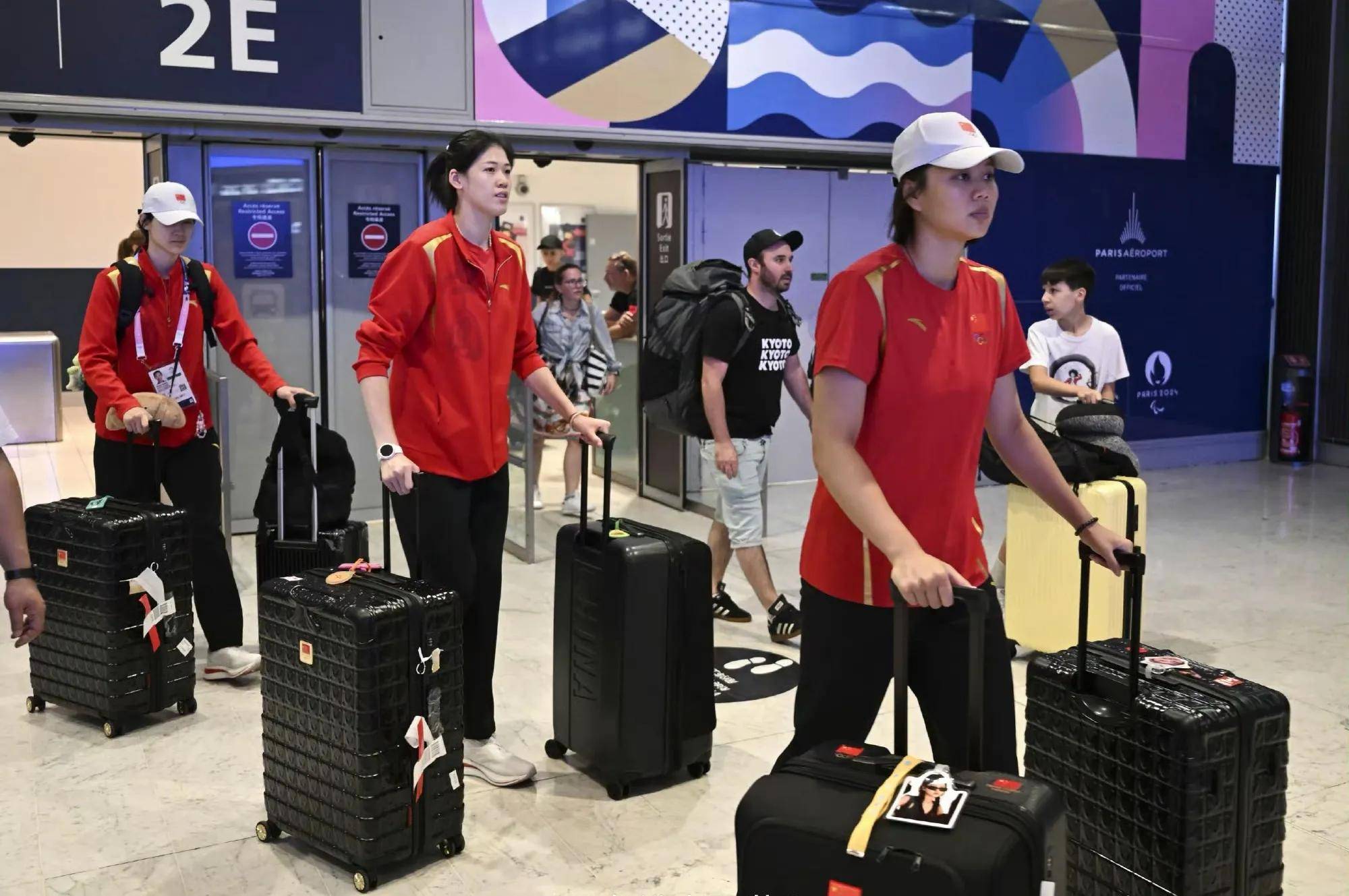 F1车队在比赛中受伤退赛，中国女排主帅表示担忧