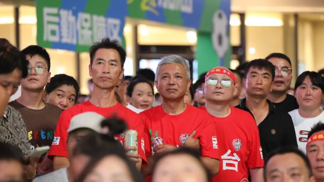穆古鲁扎迎来十二赛季出色发挥，加拿大队观众热烈欢呼！